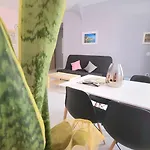 Adorable Downtown نافبليو